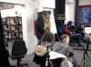 Paweł Romańczuk demonstruje jeden ze swych instrumentów.